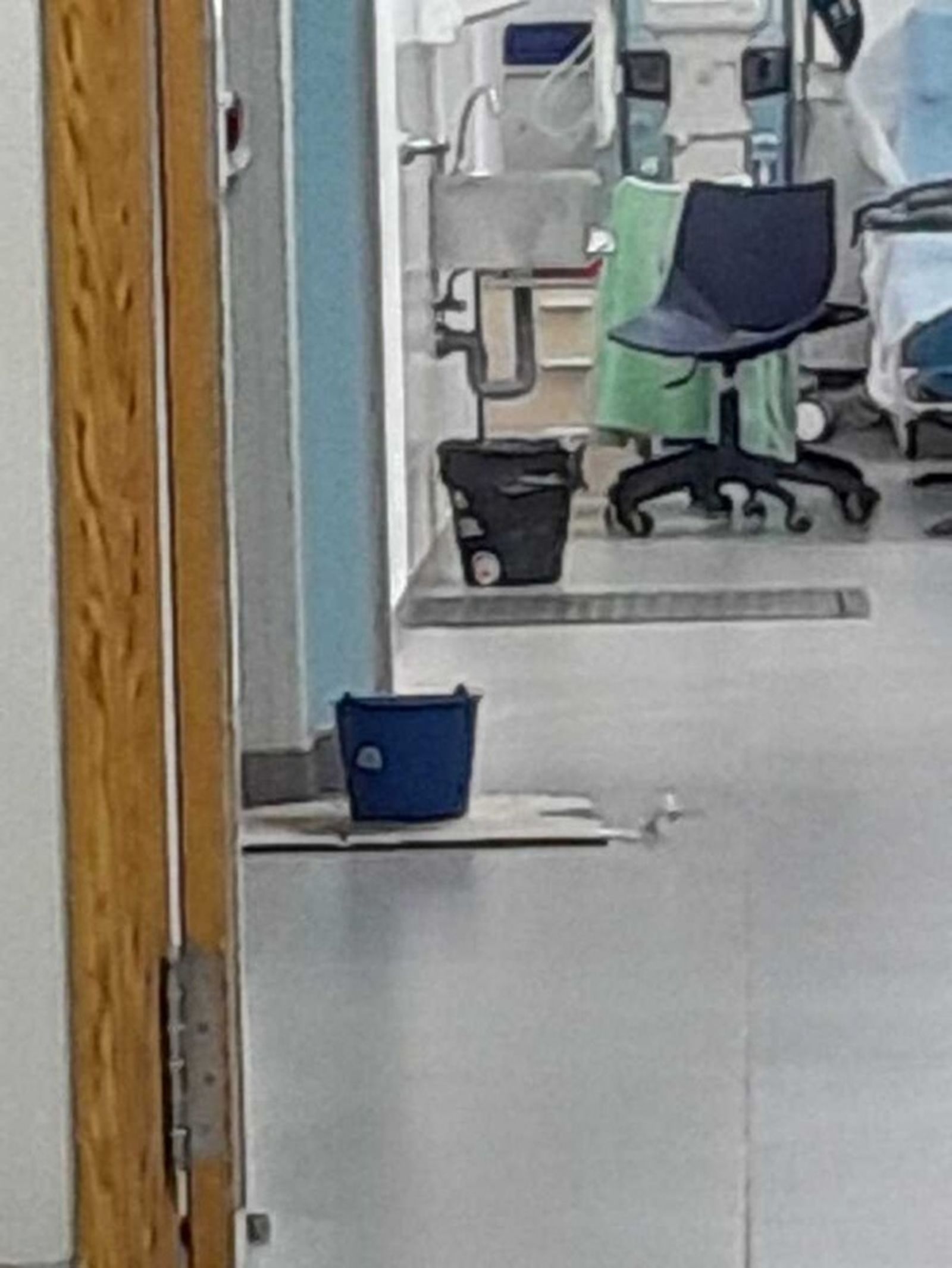 Cubo para recoger el agua de las filtraciones producidas durante los días de lluvia en el centro de diálisis RTS-Ceuta. / FOTO CEDIDA