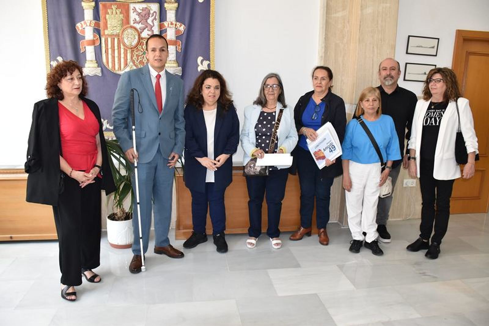La delegada del Gobierno, Cristina Pérez, junto a los miembros del CERMI, este miércoles./ FOTO NICOL'S
