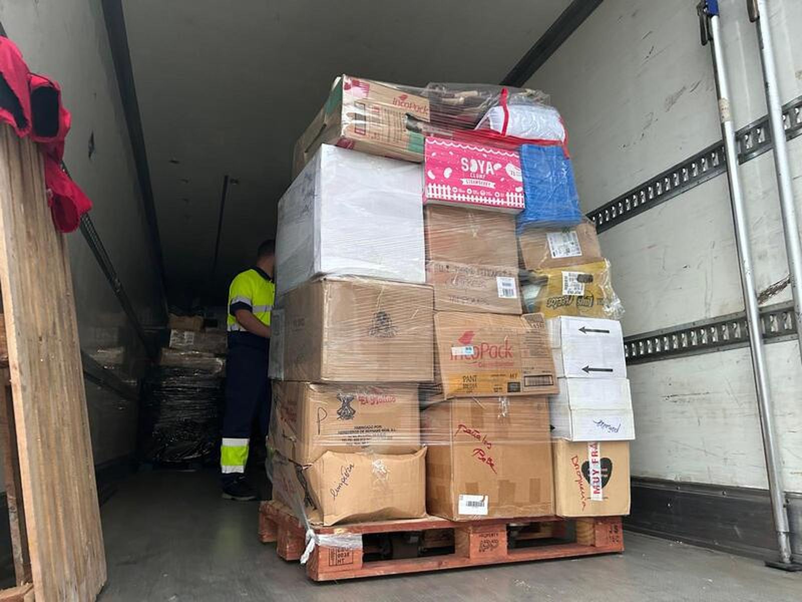 Palé entrando en el tráiler de Logitrans | FOTO E.A.Z.