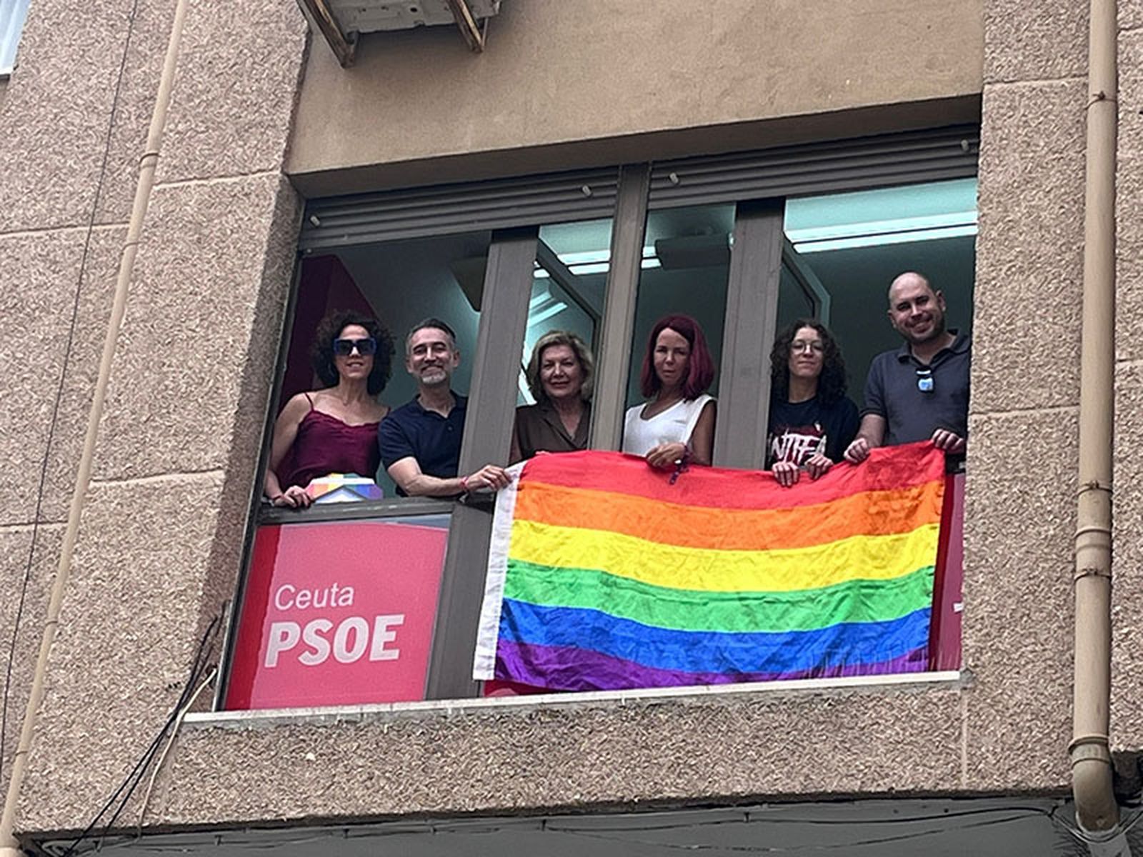 Los dirigentes socialistas posan con una bandera arcoíris en la sede del PSOE/FOTO CEDIDA