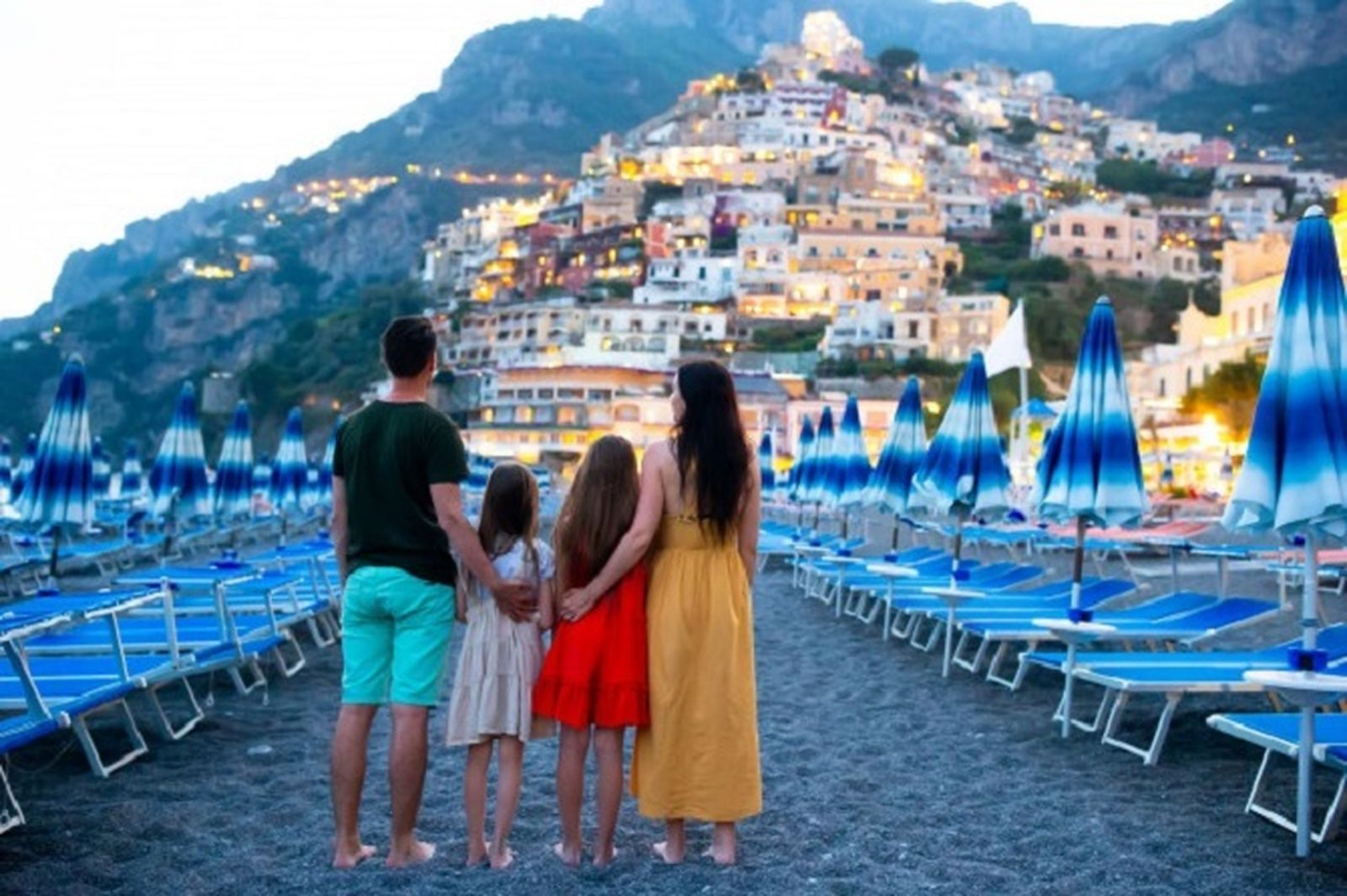 3841_vacaciones-verano-italia-mujer-joven-aldea-positano-costa-amalfi-italia_109800-8137