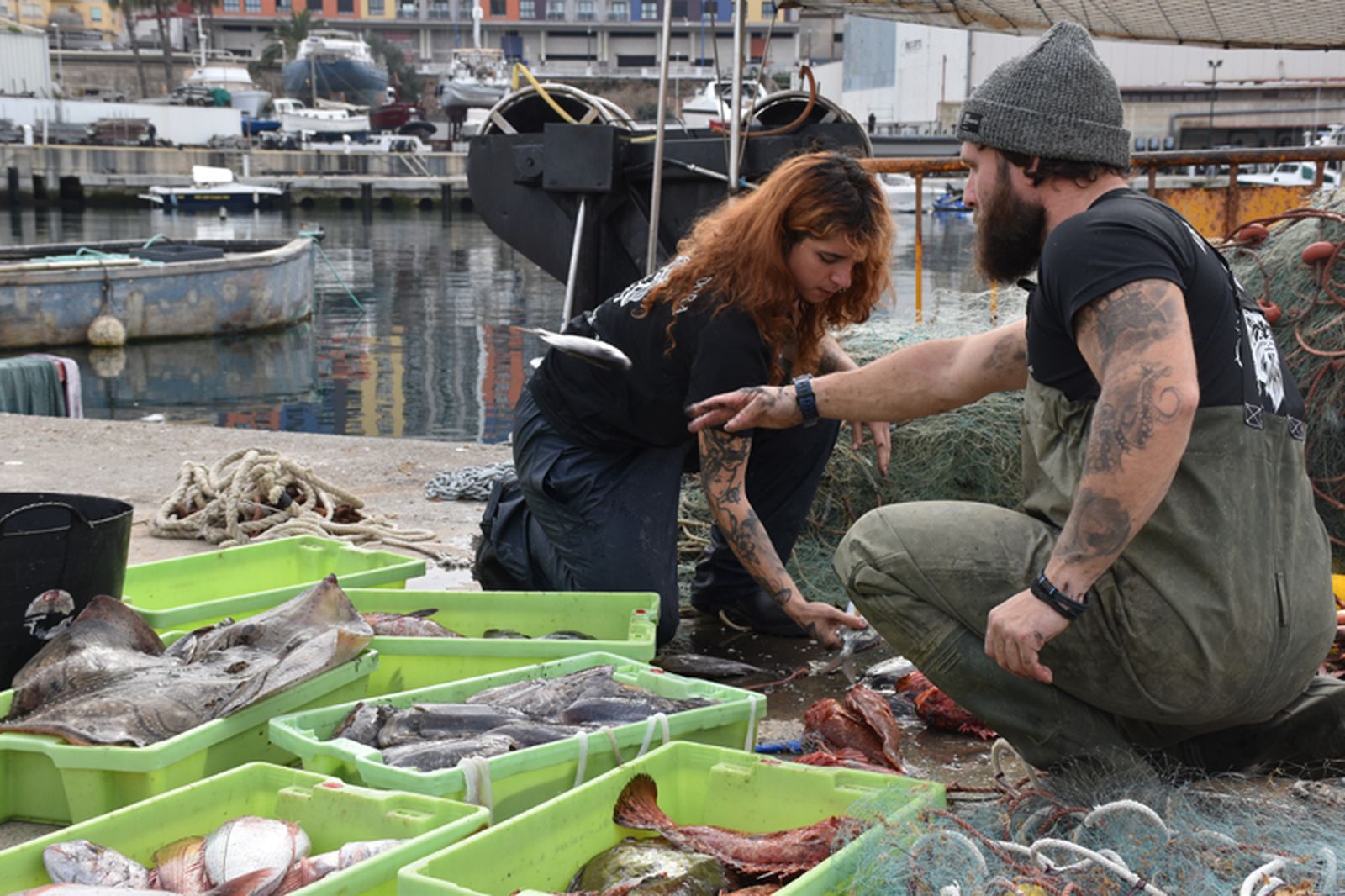 El patrón Carlos Ramírez y la marinera Cynthia León, dos de los únicos pescadores de Ceuta, organizan en la lonja el producto recién pescado en una foto de archivo. / FOTO G.S.