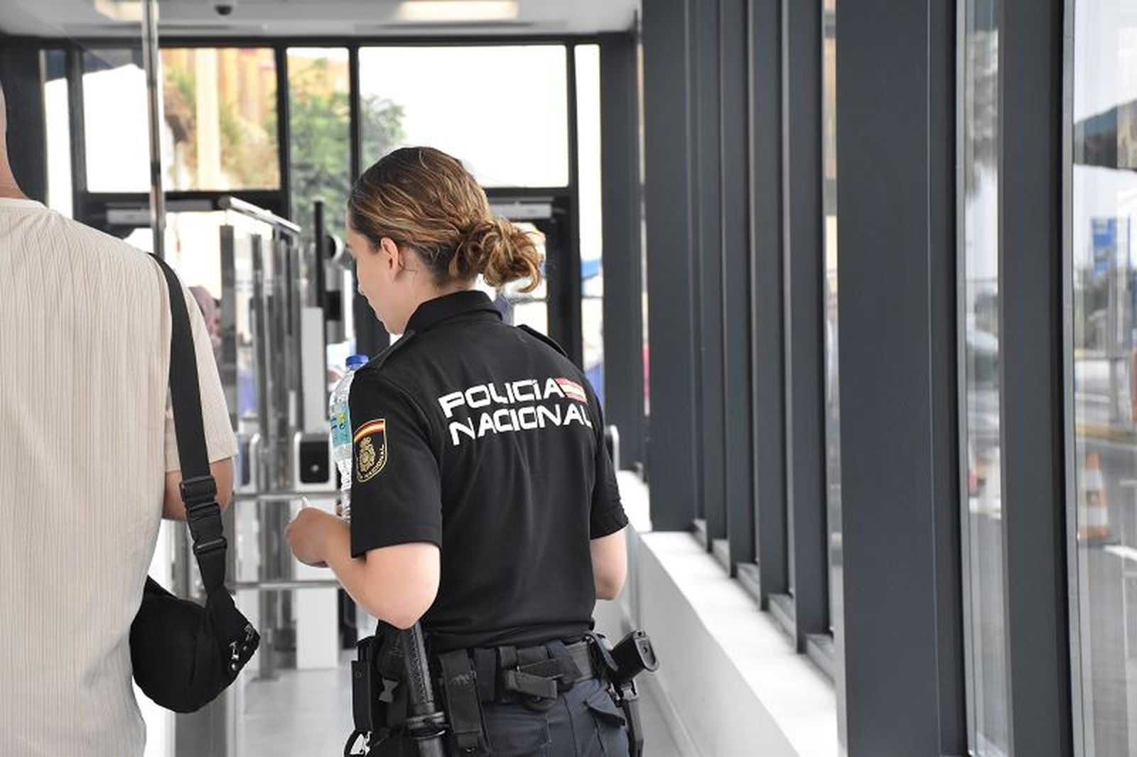 Tanto Eduardo como Laura se encuentran desarrollando sus labores en prácticas en la Frontera del Tarajal en estos momentos, pero irán rotando con el resto de sus compañeros de profesión./ FOTO NICOL'S