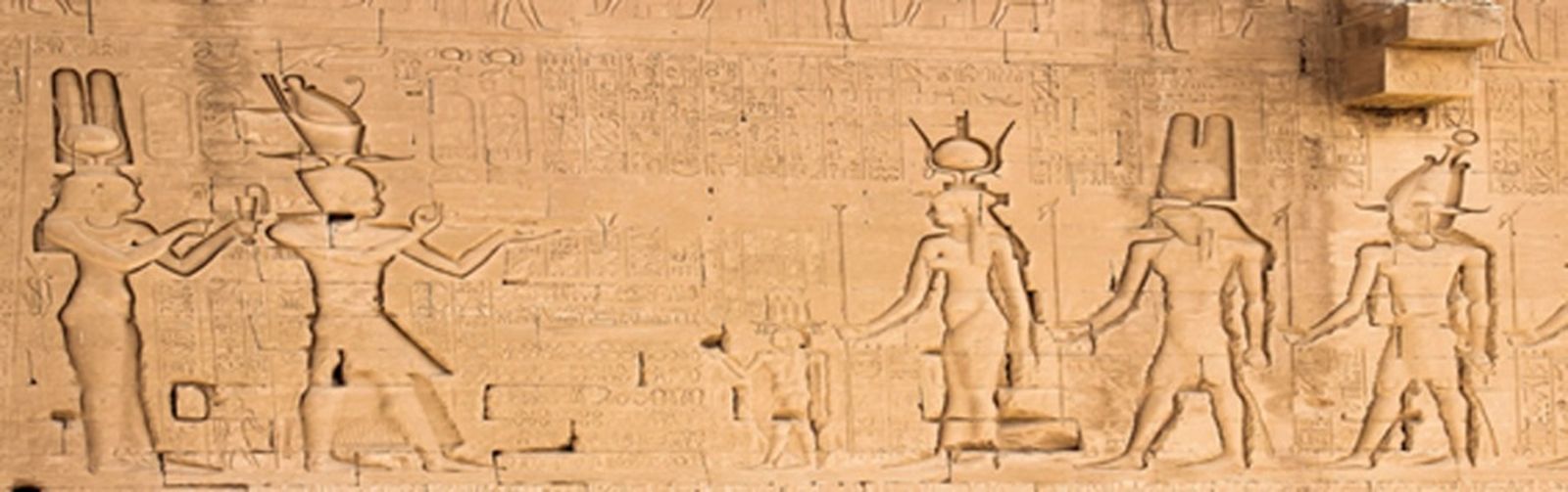 Bajo relieve del Templo de Hathor en Dendera, situado en uno de los muros exteriores traseros del edificio. / FOTO CEDIDA