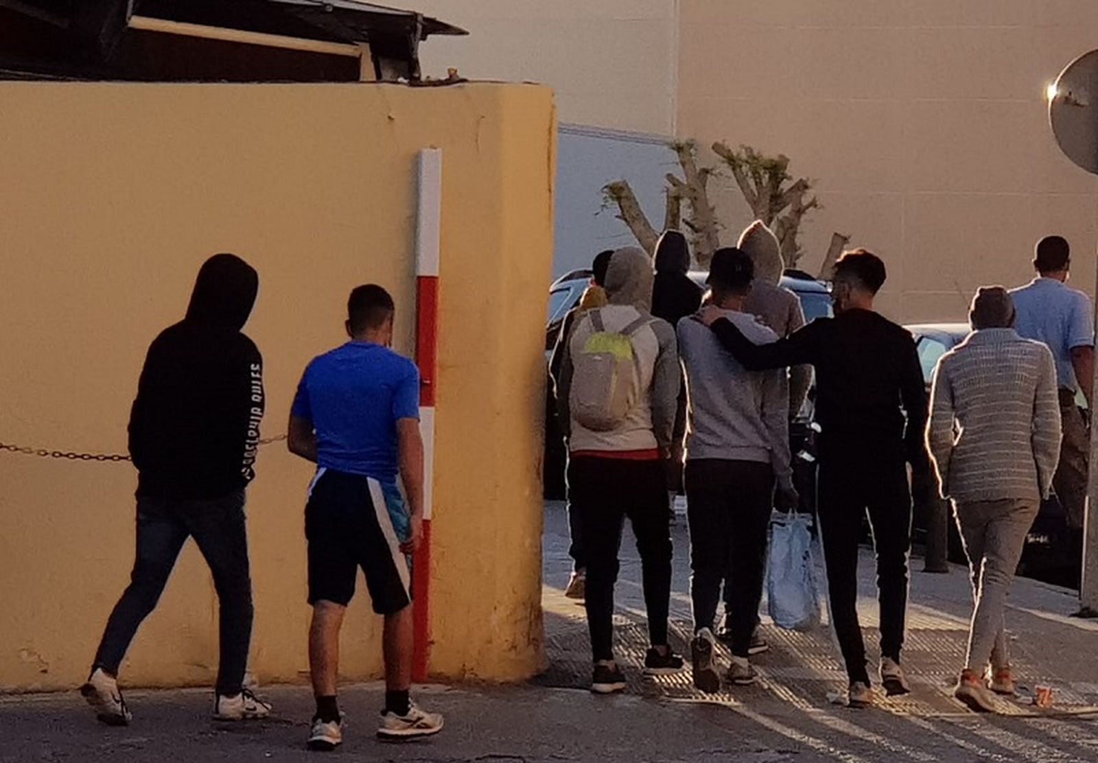 Un grupo de menores migrantes caminan por la ciudad. / FOTO EP