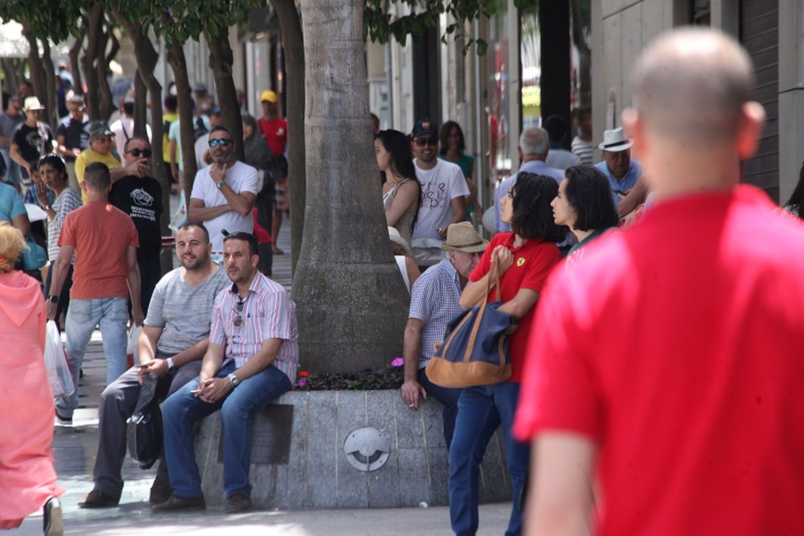 Viandantes por el Paseo del Revellín/FOTO EL PUEBLO