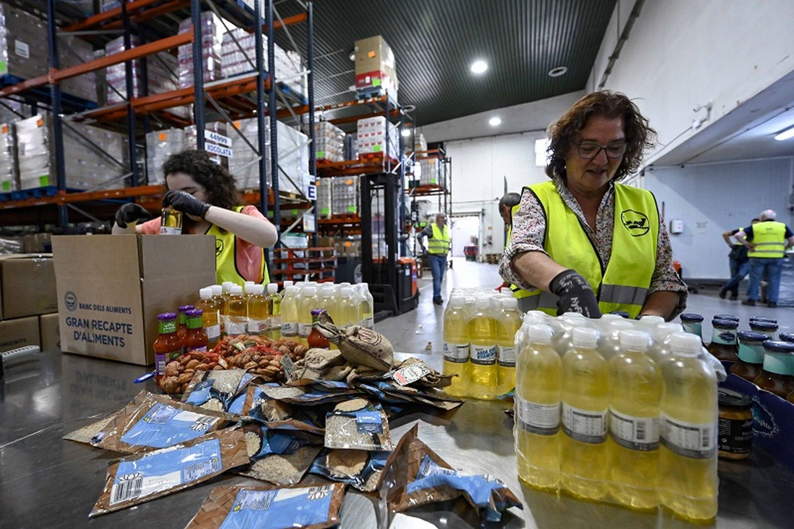 Dos mujeres trabajan en los almacenes del Banco de Alimentos de Ceuta/FOTO EL PUEBLO