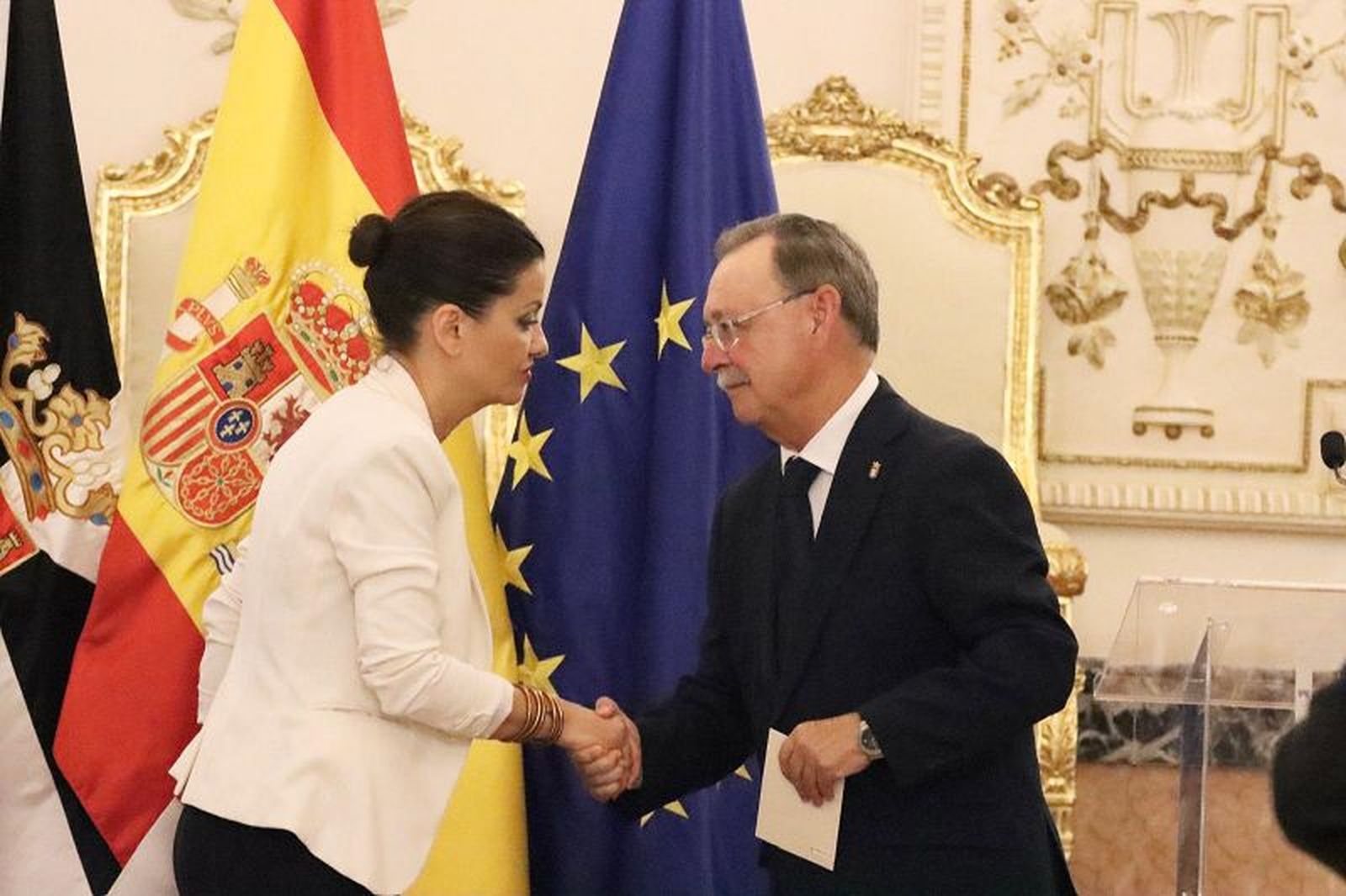 Vivas y Rego dándose la mano durante la última visita de la ministra a Ceuta. / FOTO REDUAN