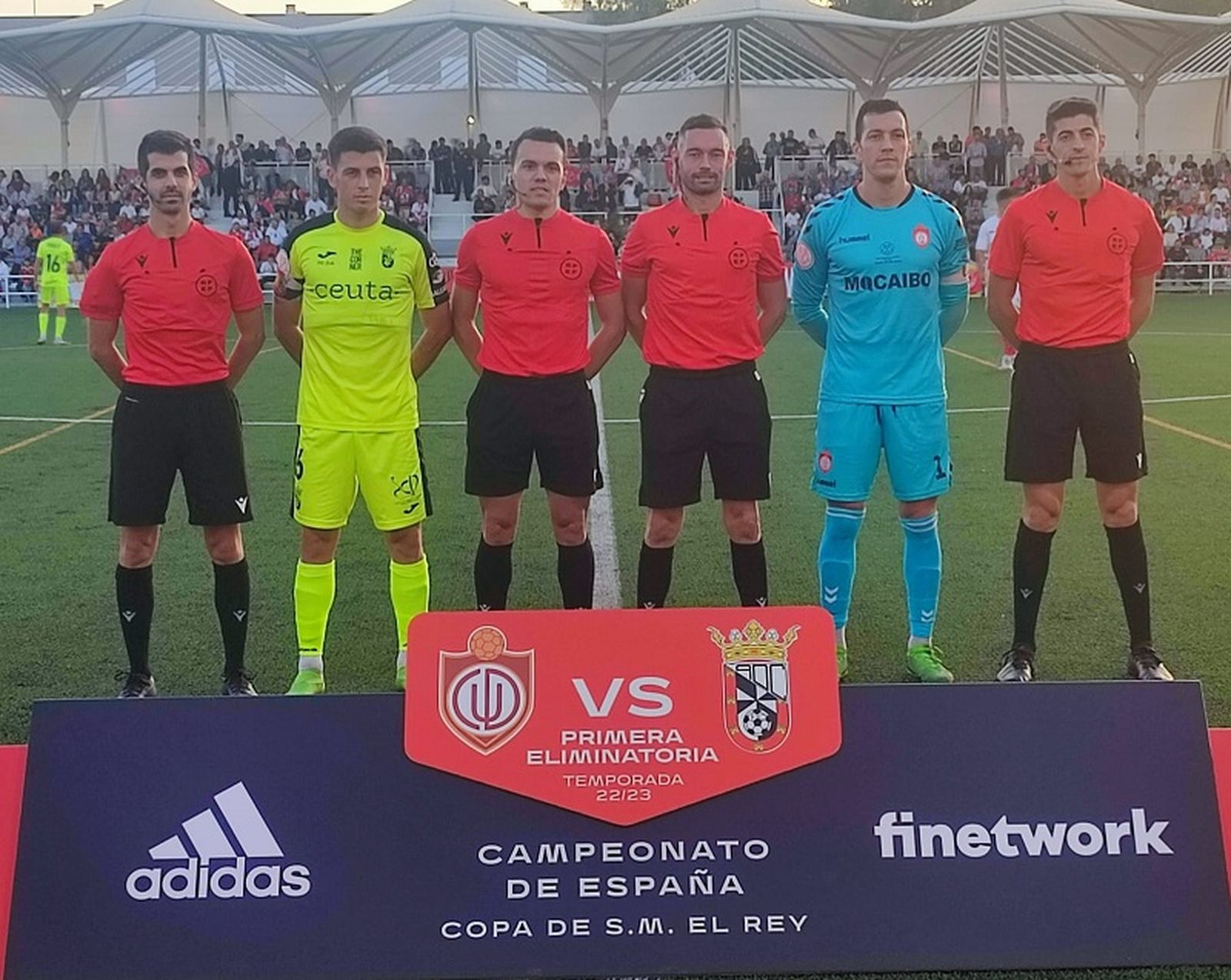 El gaditano llevó el brazalete de capitán el sábado ante el Utrera. / FOTO AD CEUTA FC