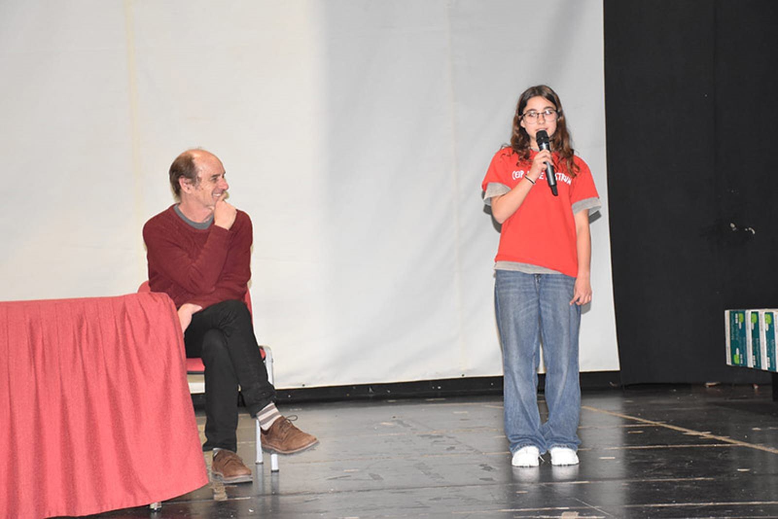 El escritor, junto a una de las estudiantes del centro/FOTO NICOL'S