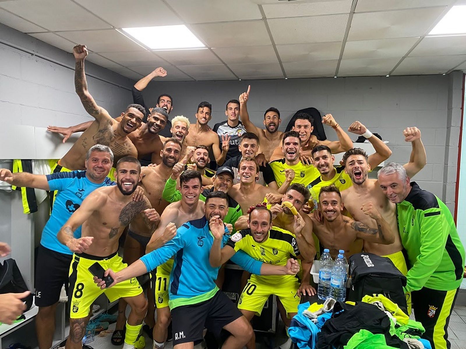 Celebración por todo lo alto en el vestuario . / FOTO AD CEUTA FC