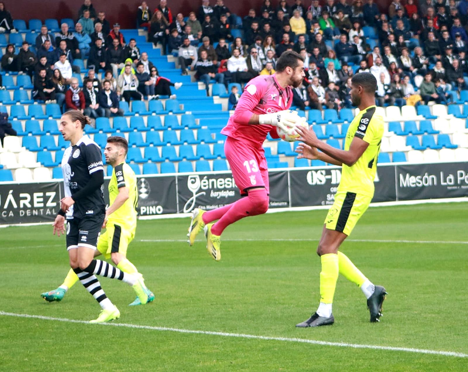 El central, el pasado domingo junto al portero ‘Gato’ Romero. / FOTO CEDIDA