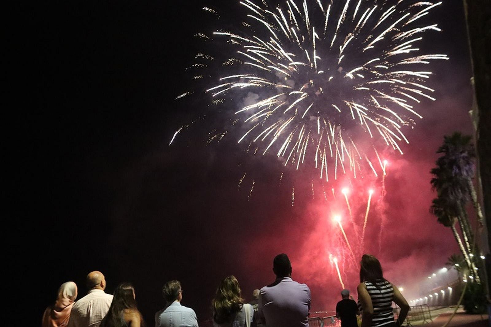 Los ceutíes piden “salud”, “amor” y “un trabajo digno” al fuego de la Noche de San Juan. / FOTO REDUAN