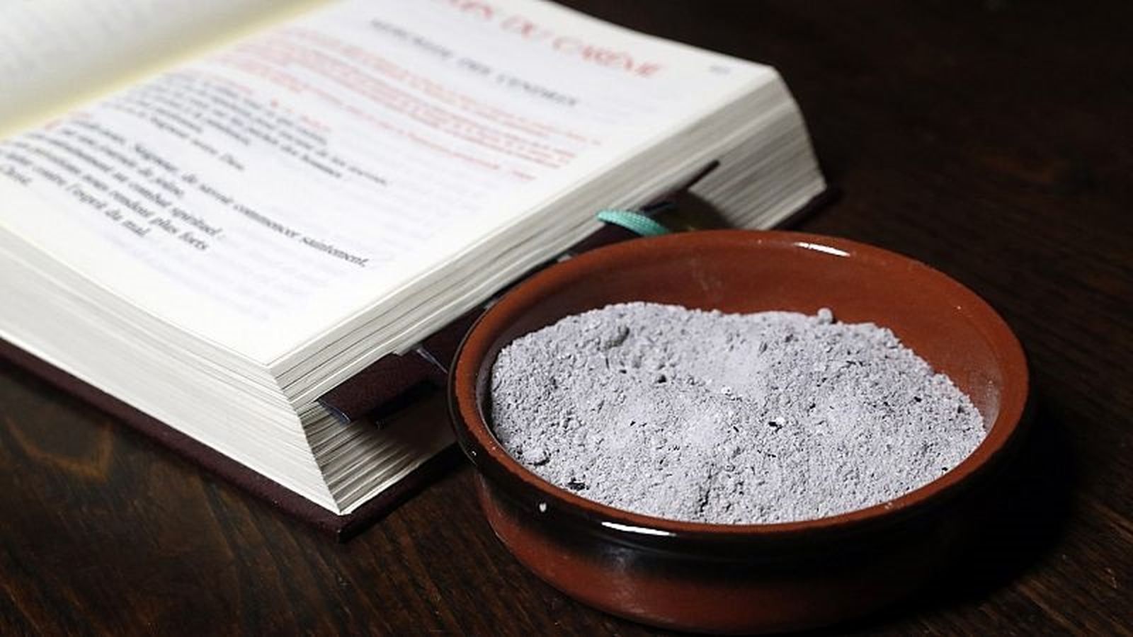 Detalle de la ceniza y una Biblia. / FOTO CEDIDA