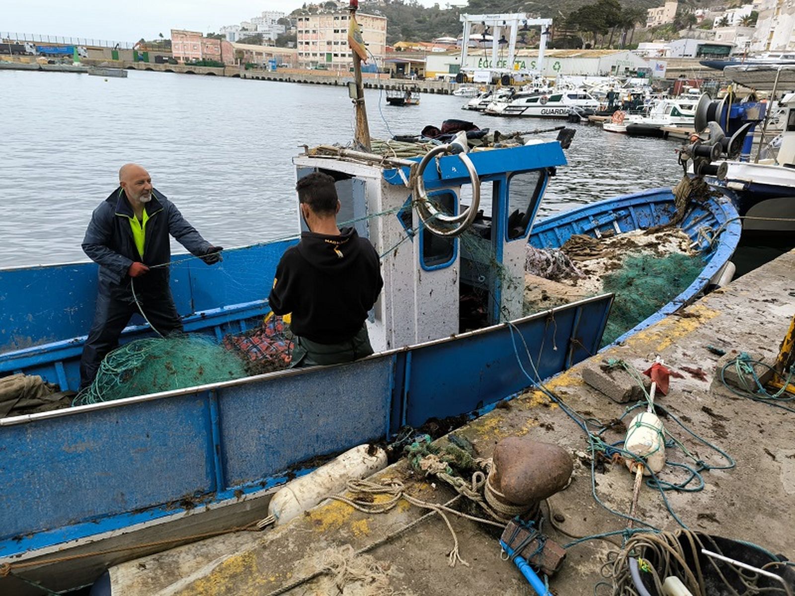 Pescadores de Ceuta en la lonja. / FOTO NICOL´S