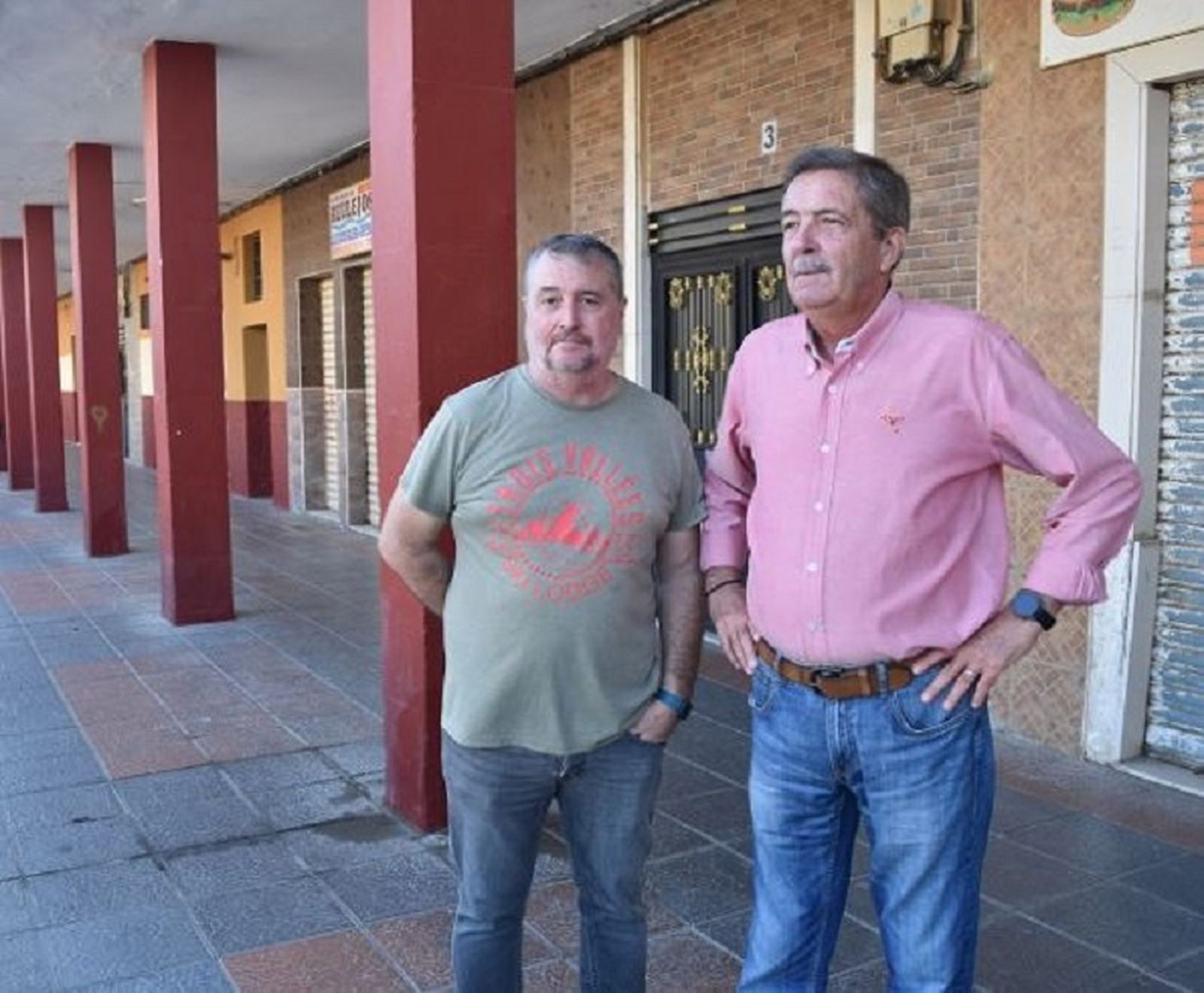 A la derecha de la fotografía con camisa rosa, Fernando Ángel Sotomayor Benítez / FOTO E.P.