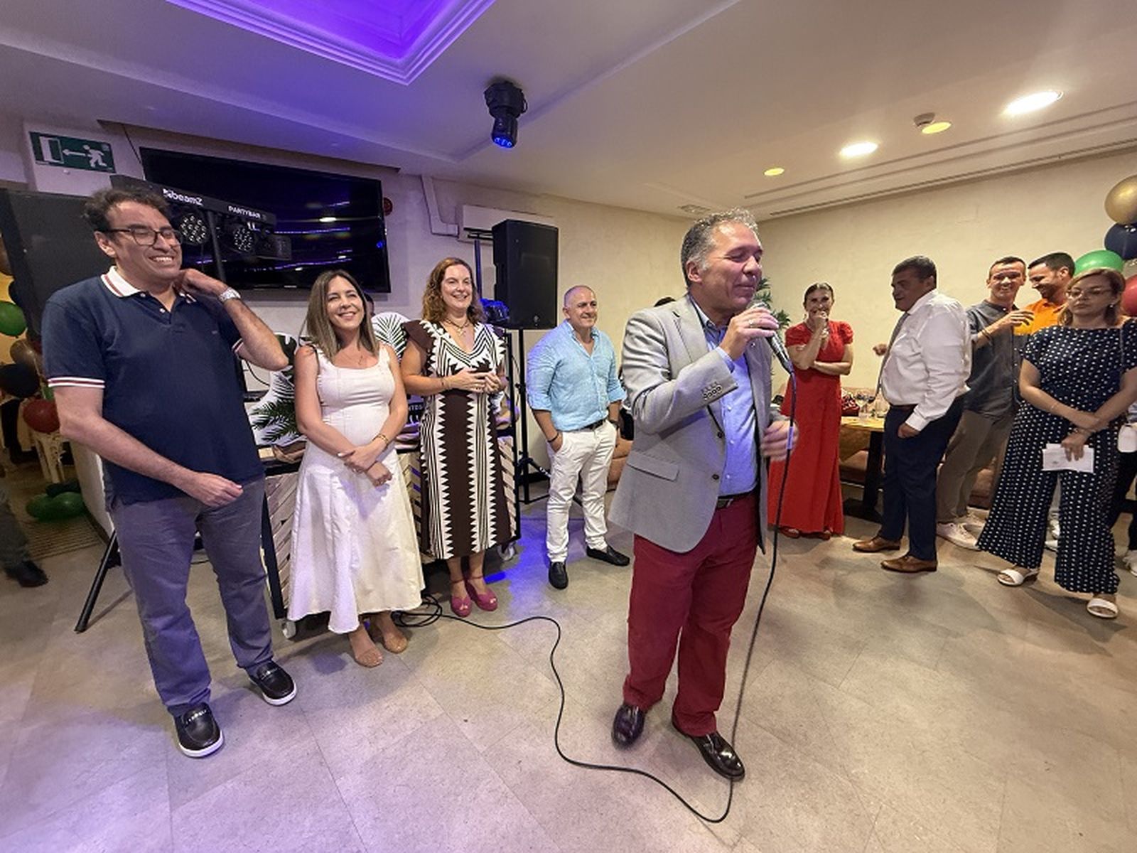 Enrique Roviralta cantando durante el evento. / FOTO CEDIDA