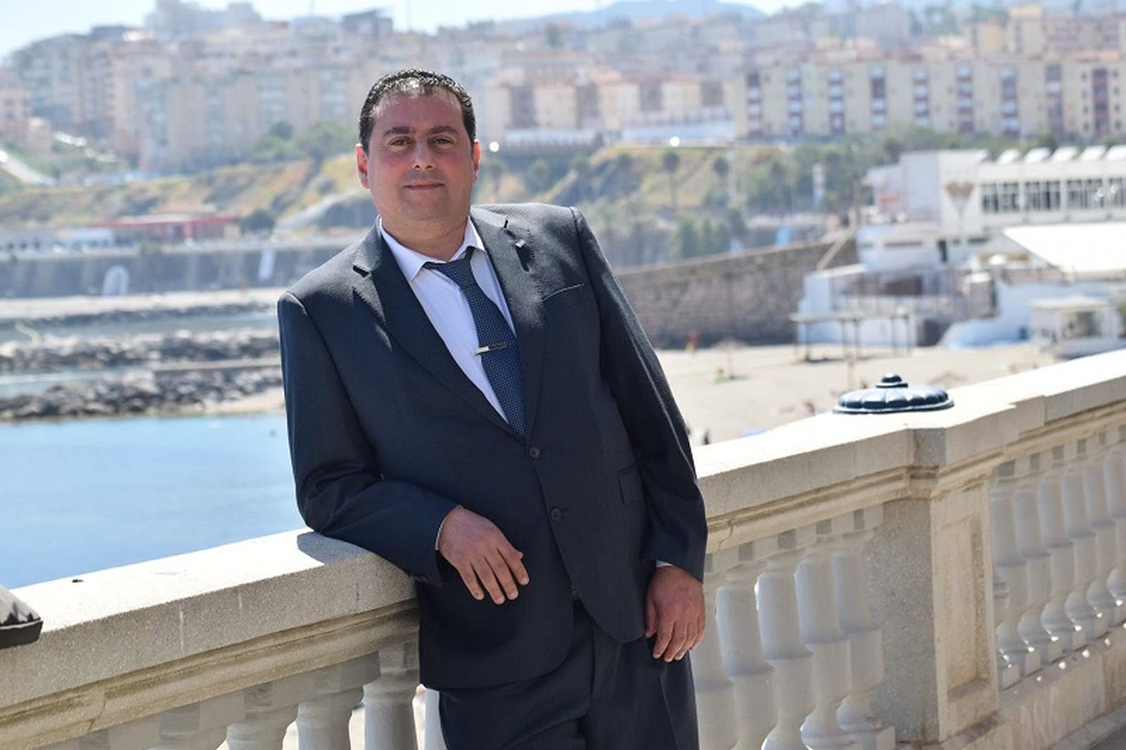 Yassir Morabet en la balaustrada de la Playa de la Ribera. / FOTO NICOL’S