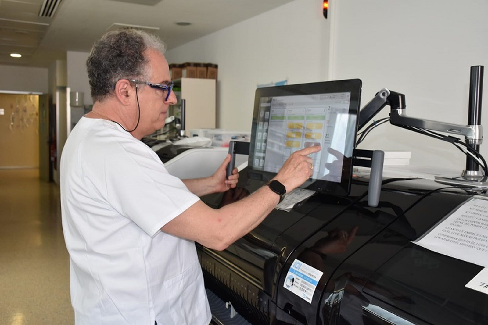 Díaz Portillo en el laboratorio del HUCE. / FOTO NICOL´S