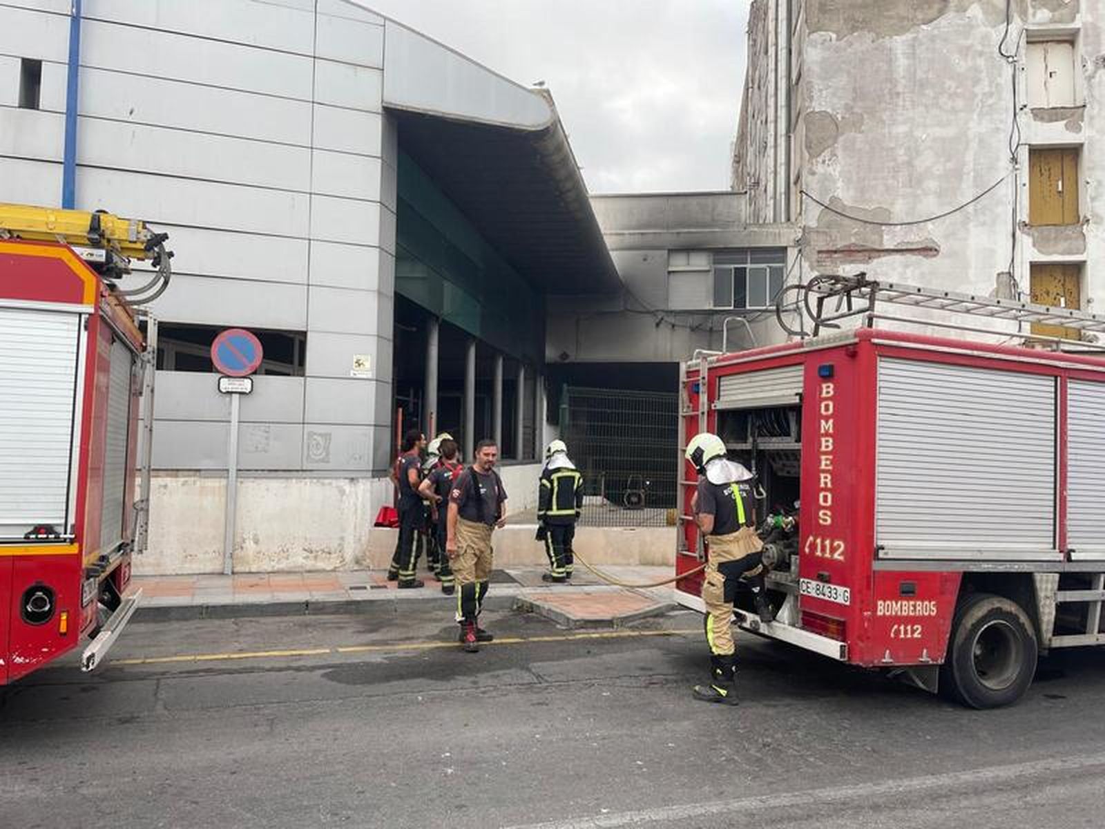 3502_bomberos-ceuta-incendio-cruz-roja-hospital-18