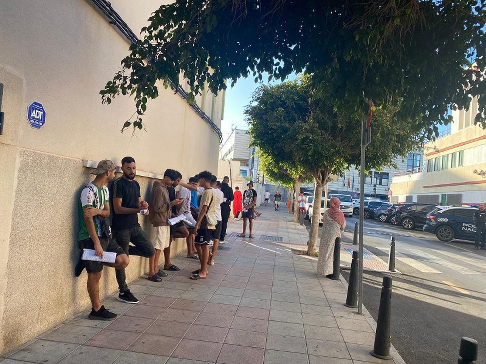 Un grupo de migrantes, apostado frente a la Jefatura Superior de Policía/FOTO EL PUEBLO