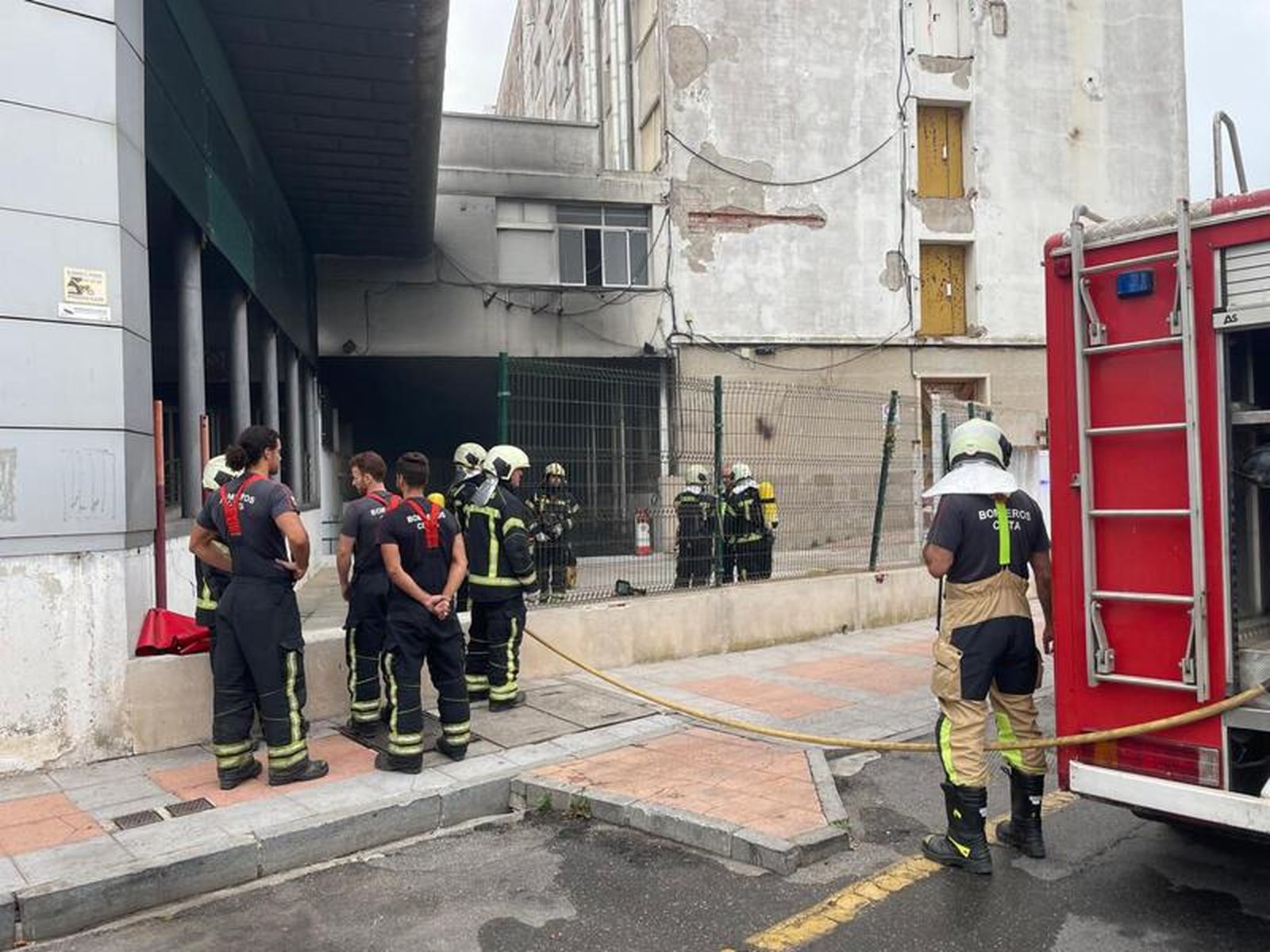 9550_bomberos-ceuta-incendio-cruz-roja-hospital-22