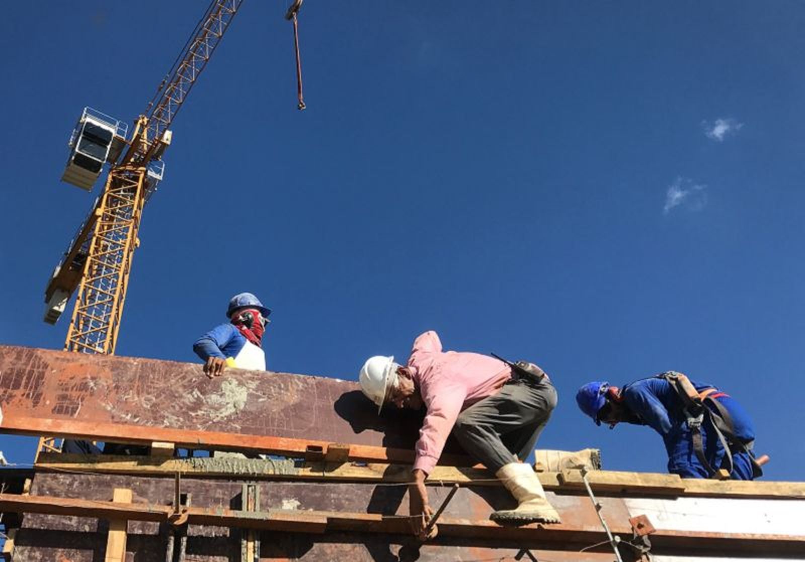 Trabajadores, en una obra/FOTO EL PUEBLO
