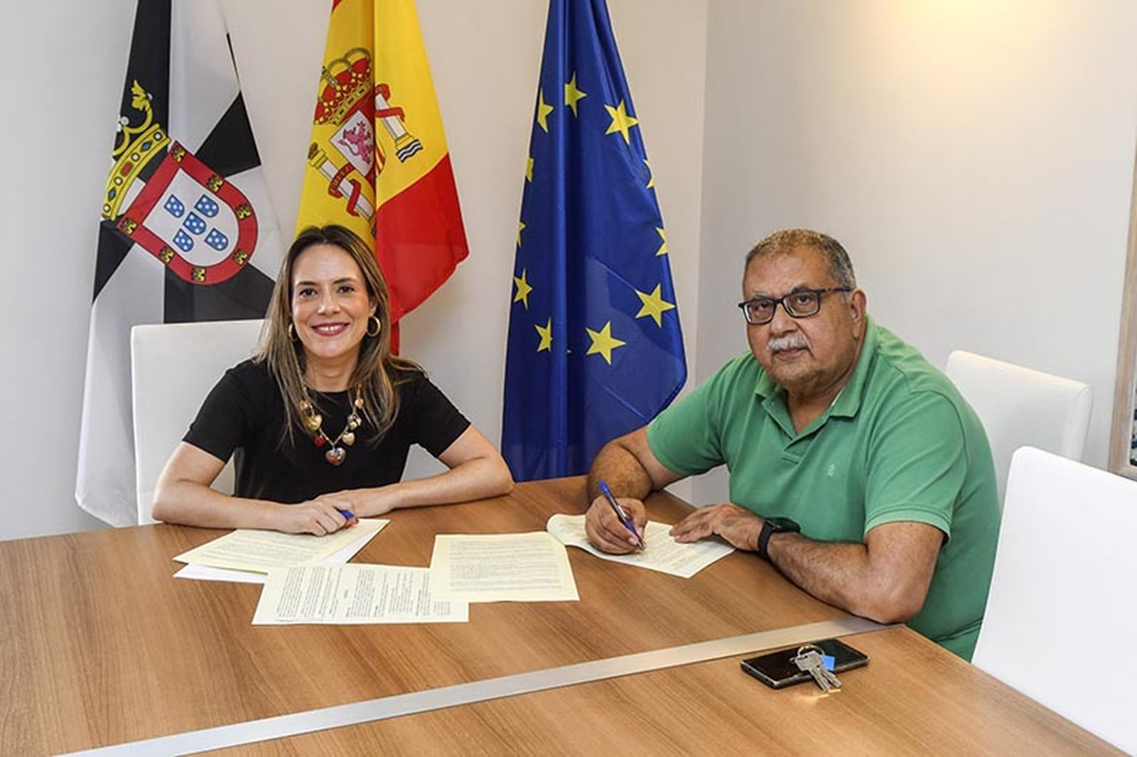 Orozco, junto al presidente de la Comunidad Hindú, Ramesh Chandiramani/FOTO CEDIDA