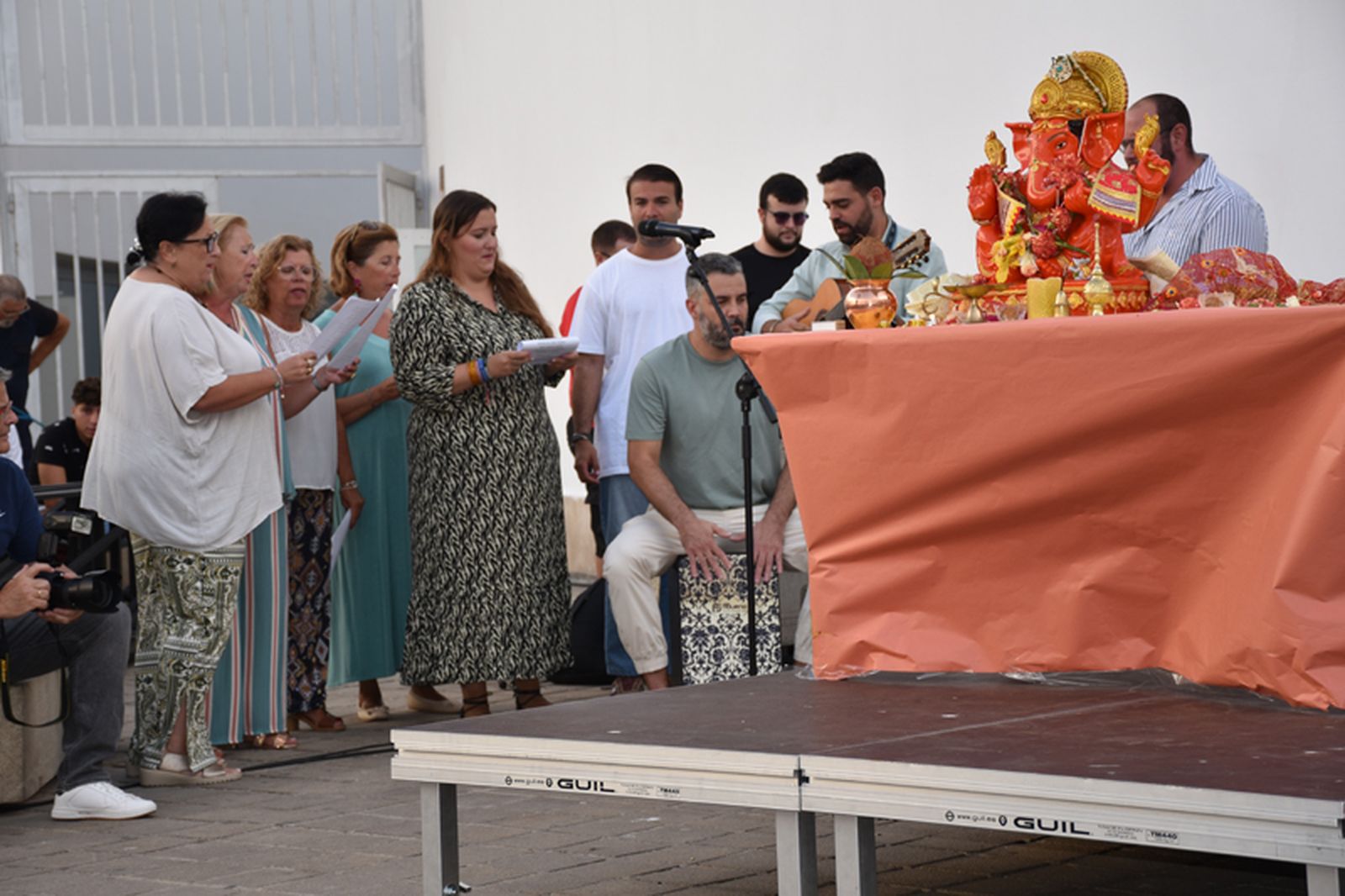 Coro de la Hermandad del Rocío canta en la festividad de Ganesh | FOTO NICOLS