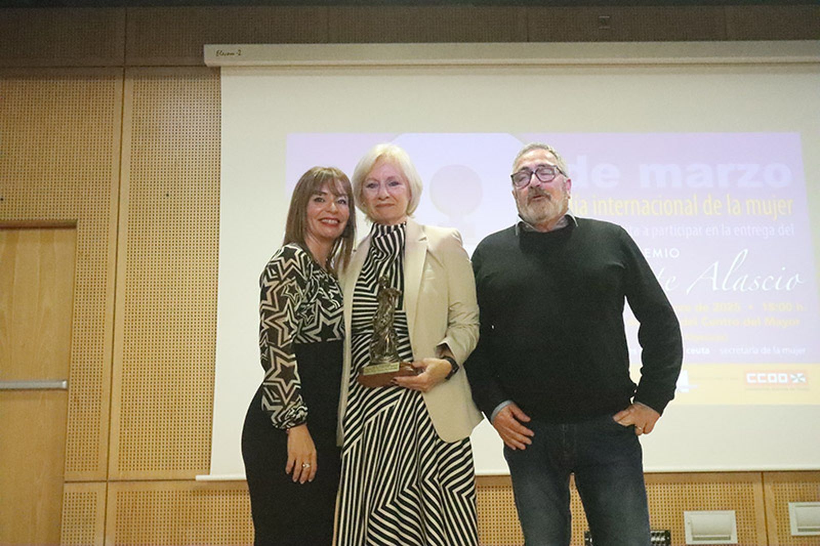 Sierra, en el centro, con el premio/FOTO REDUAN