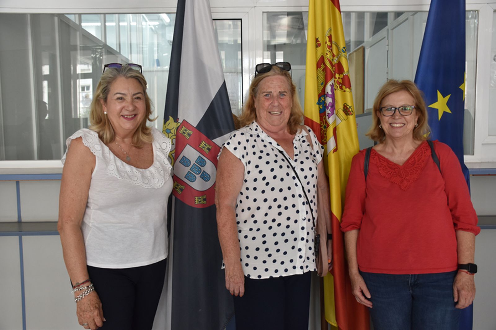 María del Carmen Godino, Pilar Ugarte y Paqui García, en la Jefatura de Policía Local. / FOTO G.S.