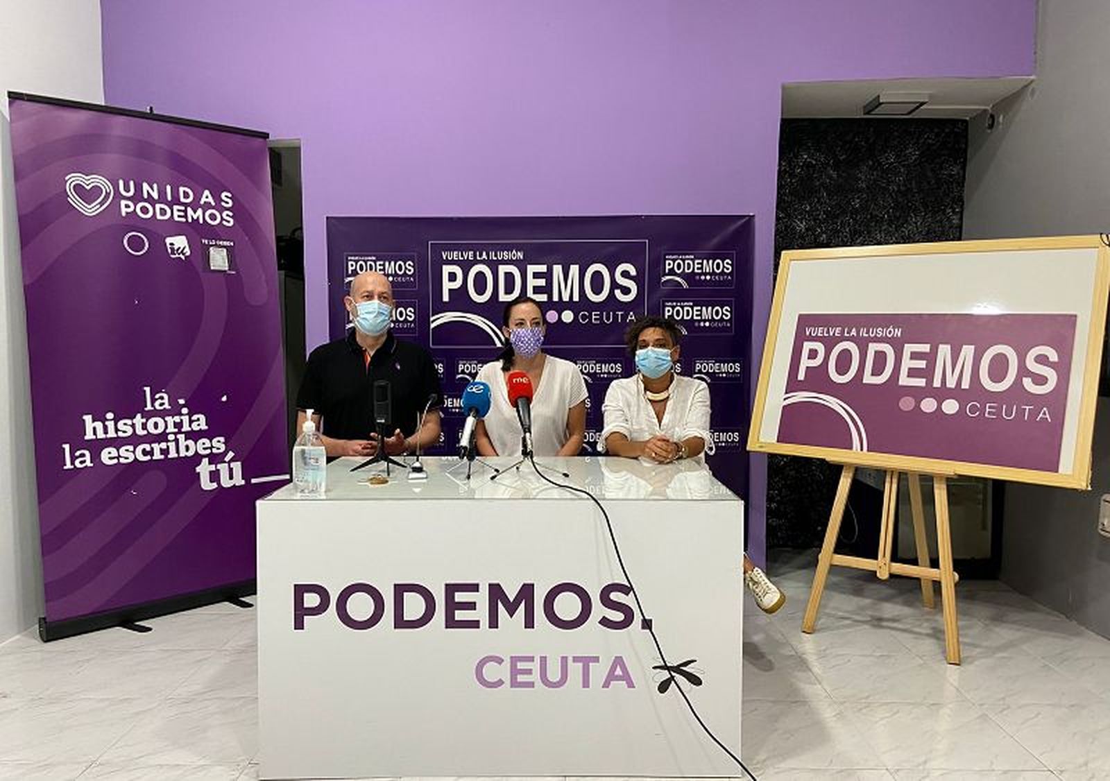 Rueda de prensa de Podemos Ceuta. / FOTO E.P.