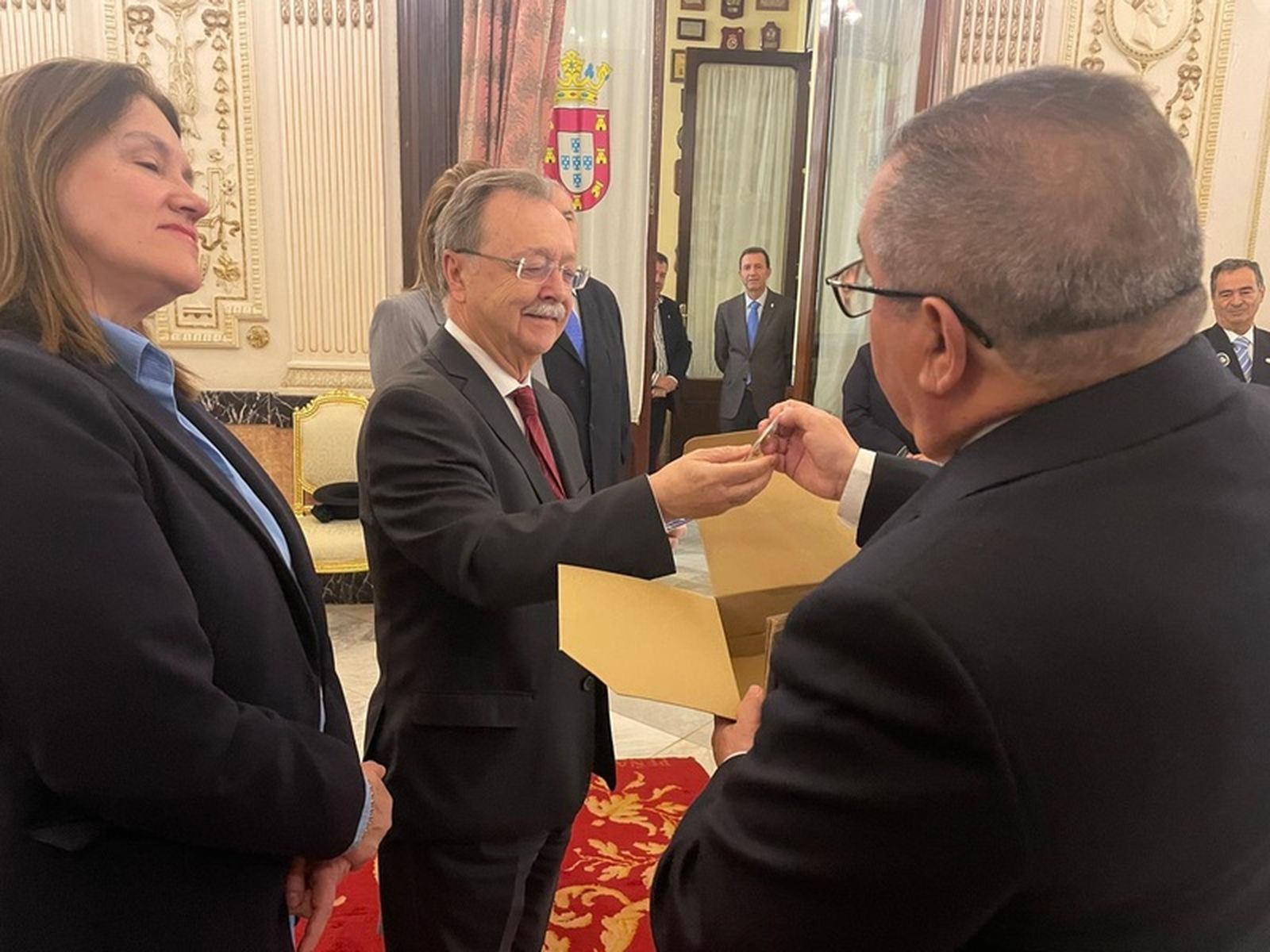 Tovar entrega un obsequio a Vivas/FOTO REDUAN