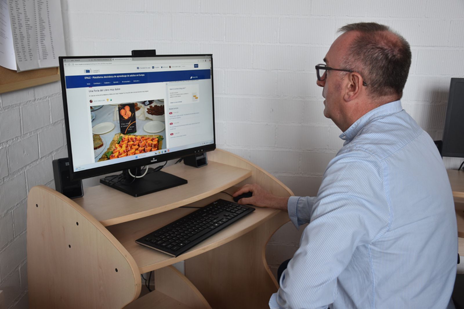 El profesor Jesús Canca accede al portal digital EPALE. / FOTO G.S.